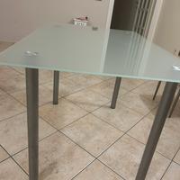 Tavolo moderno con piano in vetro