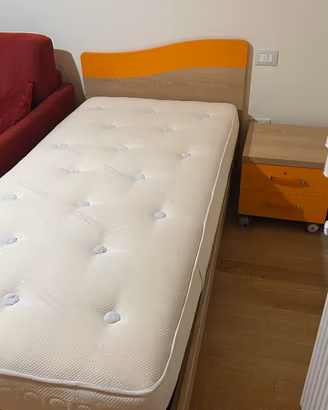 Letto con comodino