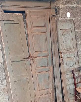 Antique doors and windows.Antiche porte e finestre
