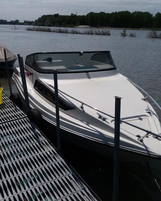 Barca cabinata in vetroresina