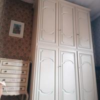 Armadio in noce con intarsi. 