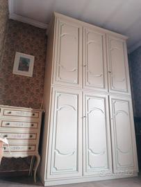 Armadio in noce con intarsi. 