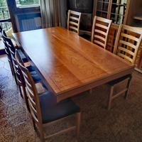 Tavolo e mobile in ciliegio