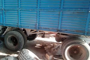 Rimorchio ribaltabile trilaterale