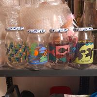 Quattro vasetti decorati in vetro.