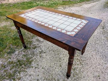 Tavolo in noce, restaurato e allungabile.