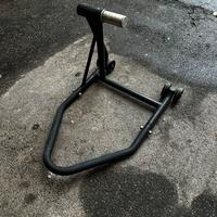 Cavalletto posteriore monobraccio moto