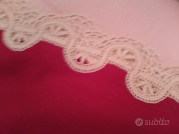 Tovaglia in lino rosso ricamata e lavoro uncinetto