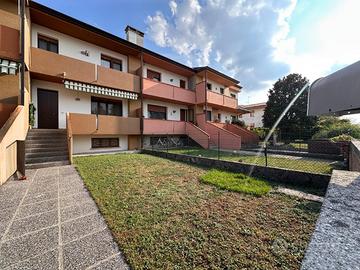 VILLETTA A SCHIERA TRICAMERE CON GIARDINO E FOT...