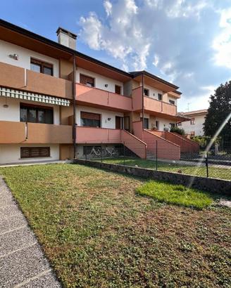 VILLETTA A SCHIERA TRICAMERE CON GIARDINO E FOT...