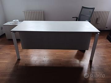 SCRIVANIA PER UFFICIO CON POLTRONA E SEDIE