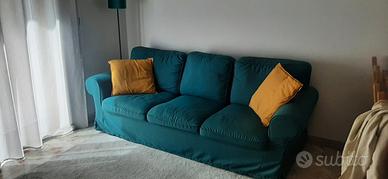 Divano e porta televisore. 