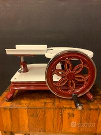 Affettatrice orizzontale restaurata colore rosso