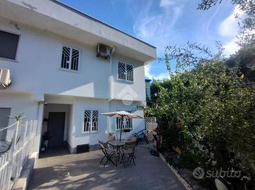 VILLA A SCHIERA D'ANGOLO A CASTROLIBERO