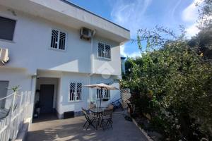 VILLA A SCHIERA D'ANGOLO A CASTROLIBERO