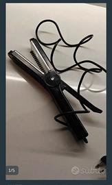 Piastra per capelli con cavo di alimentazione.