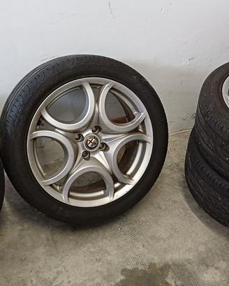 Cerchi in lega con gomme Pirelli