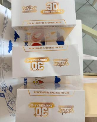 Set allenatore 30 anniversario Pokémon ETB
