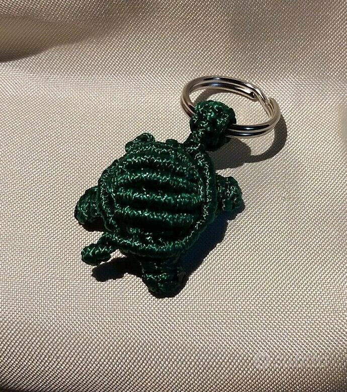 Portachiavi A Forma Di Tartaruga Con Strass – 2 Pezzi, Colore Blu, Dimensioni 11x4x2 Cm. Ciondolo Decorativo Realistico E Luccicante Per Borse, Zaini, Chiavi O Bagagli. Regalo Simpatico E Originale.