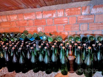 Bottiglie in vetro con tappo.