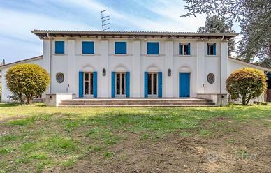 Villa di 400 m² con più di 5 locali e box auto a C