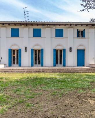 Villa di 400 m² con più di 5 locali e box auto a C