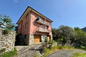 TRIFAMILIARE A CASTIGLIONE CHIAVARESE