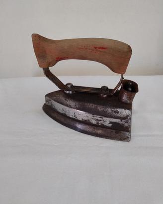 Vecchio ferro da stiro 