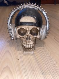 Teschio decorativo con casco e borchie