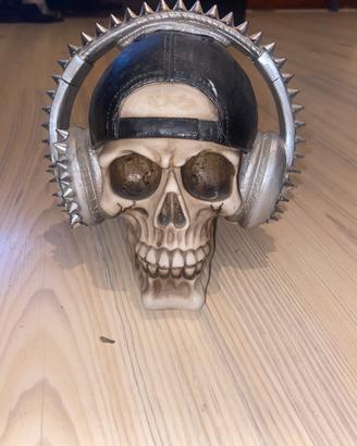 Teschio decorativo con casco e borchie