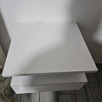 Comodini sospesi bianchi