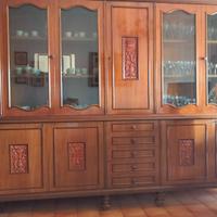 soggiorno con tavolo e sedie