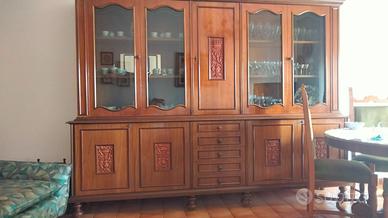 soggiorno con tavolo e sedie