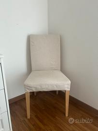 Sedia imbottita beige con gambe in legno chiaro