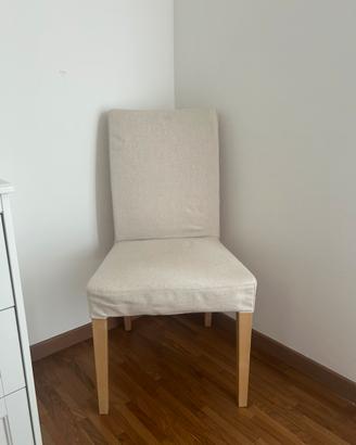 Sedia imbottita beige con gambe in legno chiaro