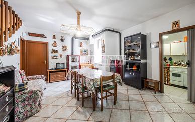 Bifamiliare indipendente con ampio giardino, garag