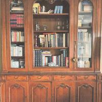 Libreria noce massello intarsiata piu altri mobili