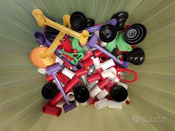 Scatola piena di pezzi della pista Migoga