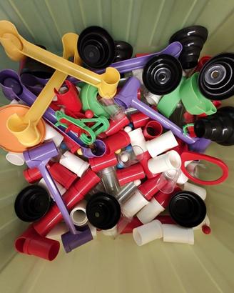 Scatola piena di pezzi della pista Migoga