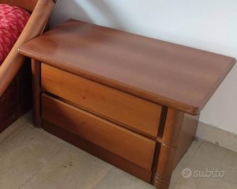 Coppia di comodini in legno design vintage