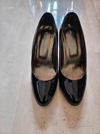 scarpa in pelle e vernice 