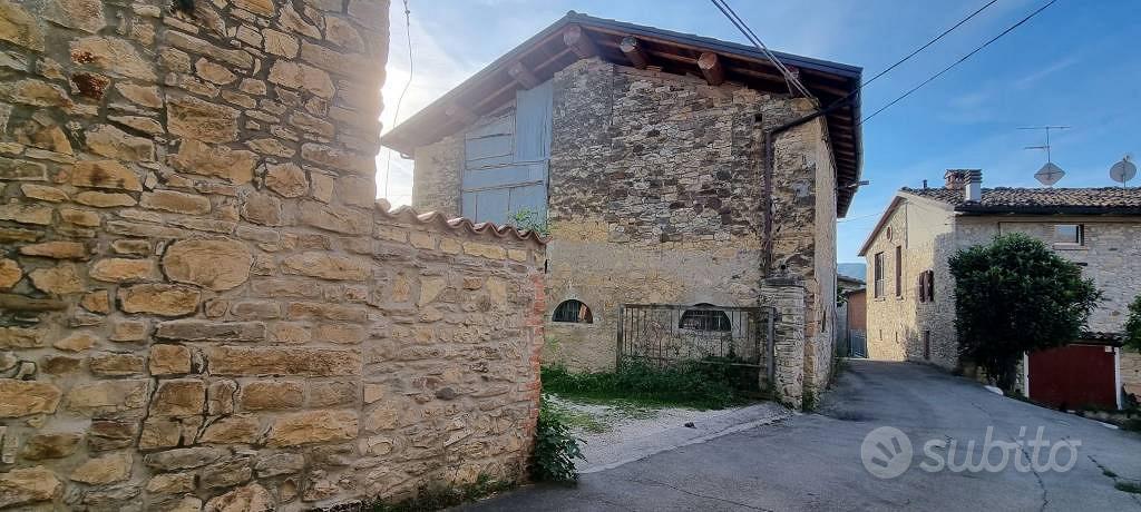 Rustico / Casale di 395 m² con 5 locali e box auto - Altro