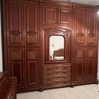 Camera da letto in legno scuro decorato