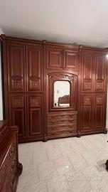 Camera da letto in legno scuro decorato