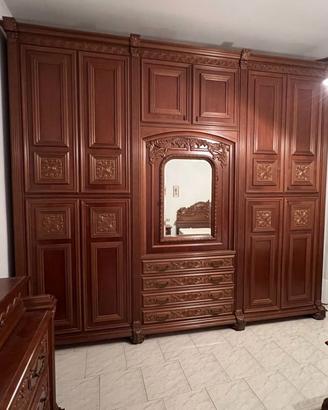 Camera da letto in legno scuro decorato