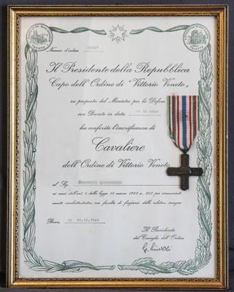 Attestato e croce dei Cavalieri di Vittorio Veneto