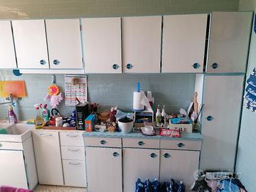 cucina vintage con tavolo tondo allungabile