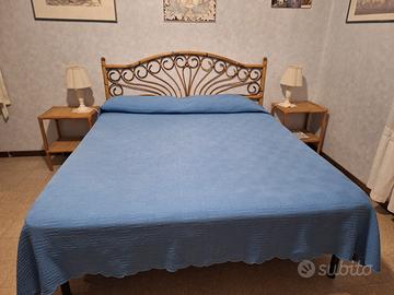 testiera e comodini in vimini