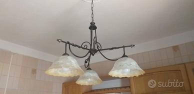 lampadario in ferro battuto e coppe in vetro