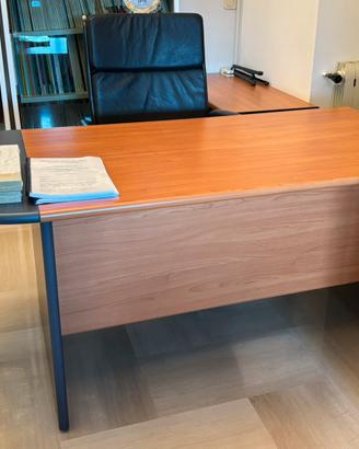 Scrivania da ufficio completa di tavolo dattilo